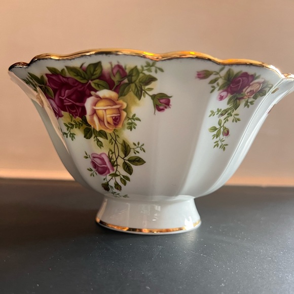 Royal Albert Old Country Roses Hampstead Footed Bowl Gold Trim Royal Doulton NWT - Picture 1 of 8